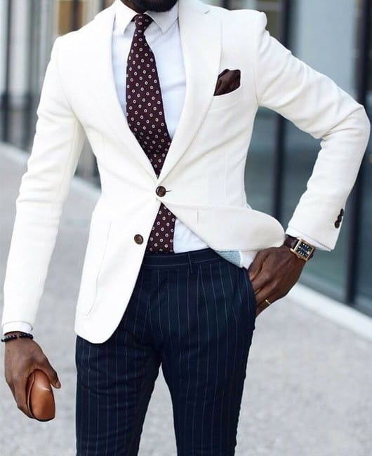 Veste de blazer blanche ajustée pour hommes, style business casual, à la coupe cintrée, avec des boutons brun foncé à un seul rang et un carré de poche assorti.