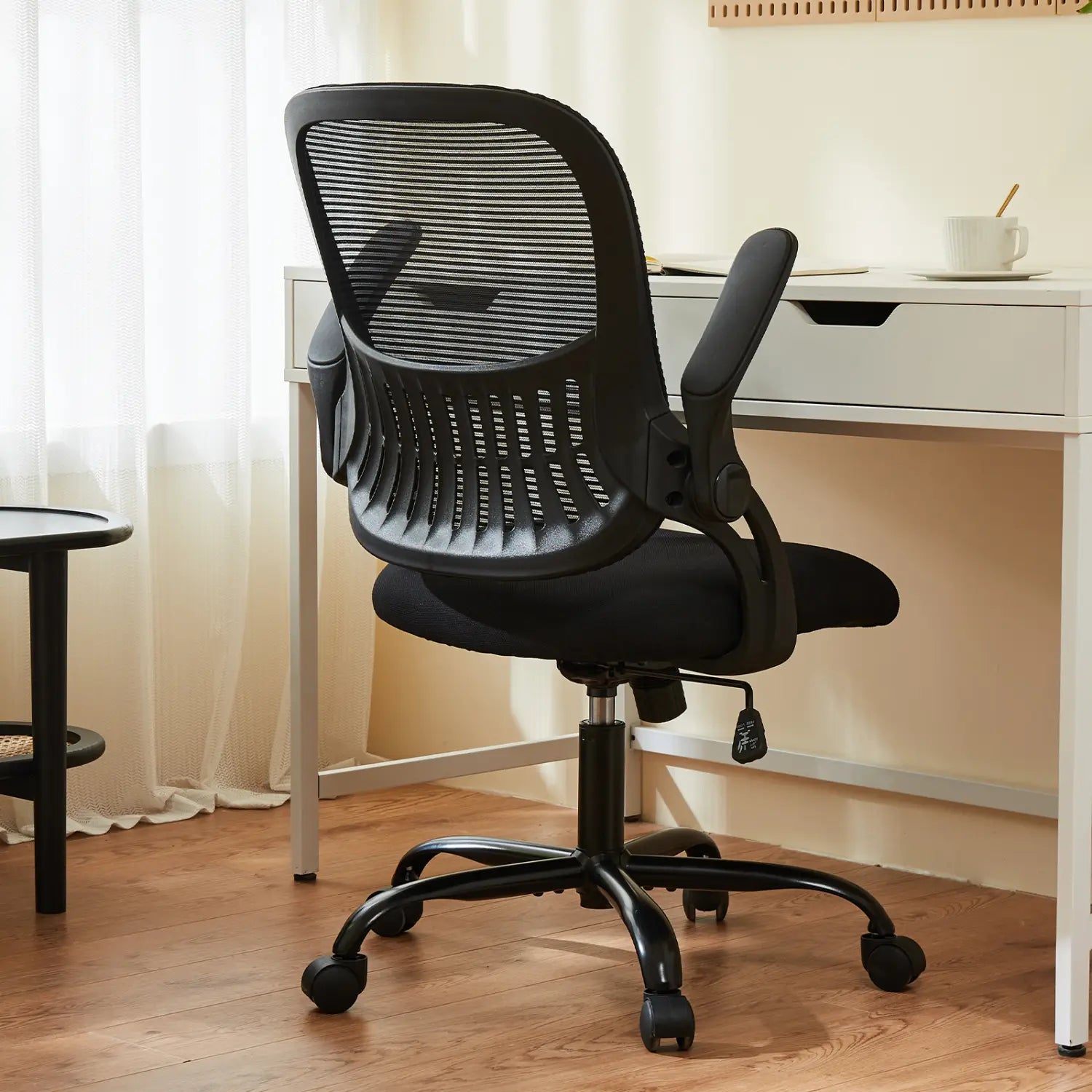 Chaise de dessin ergonomique à dossier en maille noire, avec assise rembourrée et accoudoirs sur une base à cinq roulettes pour une utilisation avec un bureau debout