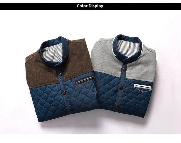 Deux vestes matelassées pour hommes avec cols en daim et vêtements d’extérieur en coton, présentant des motifs patchwork en brun et bleu marine, avec un col intérieur à rayures et des tons gris et bleu marine.