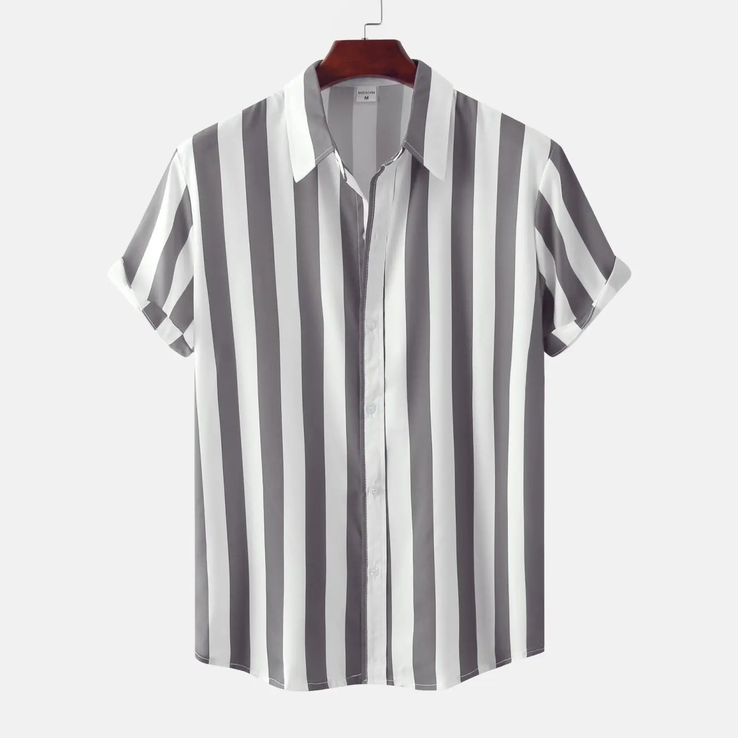 Chemise pour homme à rayures, à manches courtes, boutonnée sur le devant, avec des rayures verticales blanches et grises suspendue à un cintre en bois.