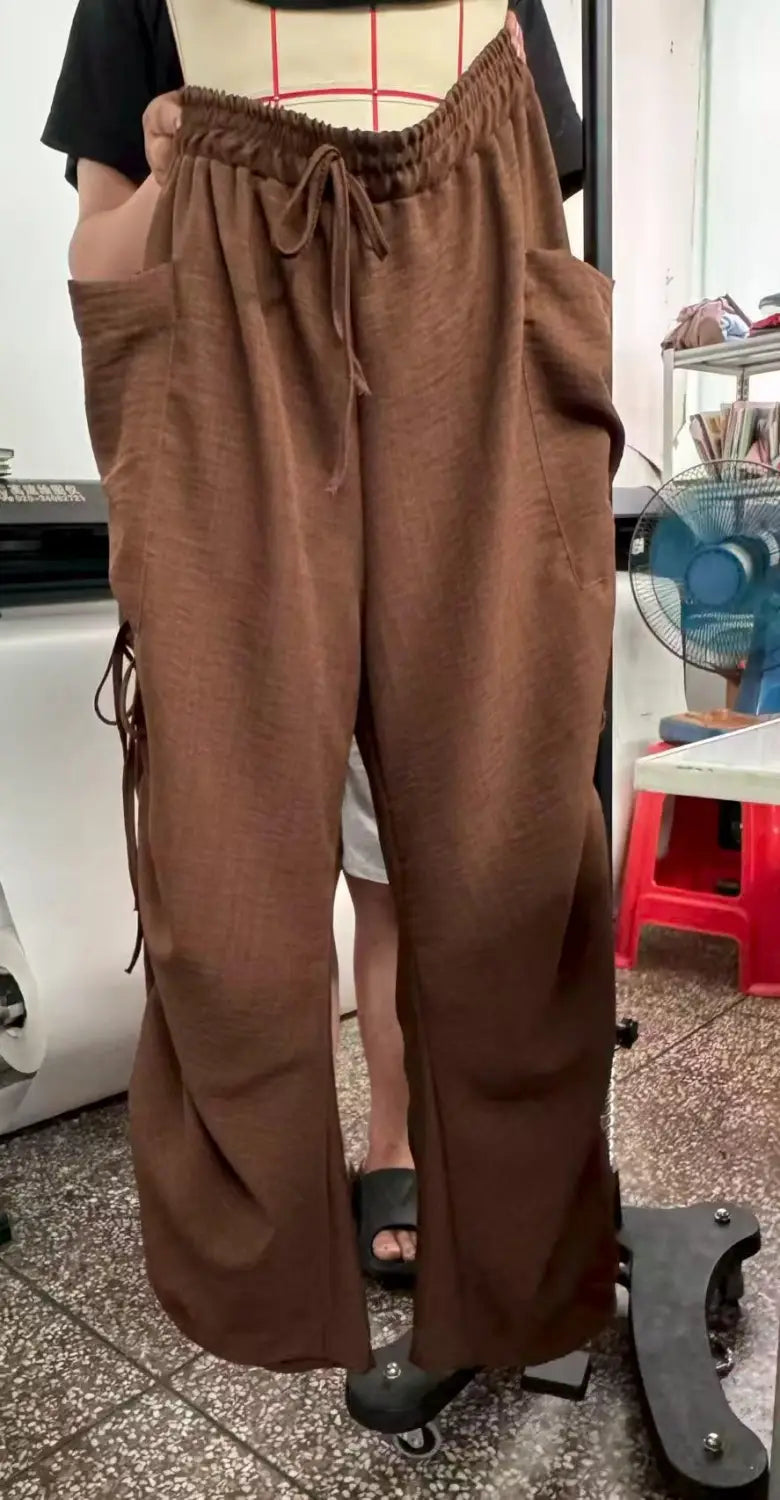 Braune Faltenrockige High-Waist-Cargo-Hosen mit weitem Bein aus locker fallendem Stoff, mit Kordelzugbund und Seitentaschen