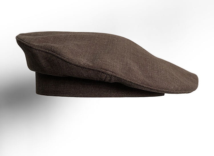 Béret/casquette plate en lin brun pour femmes, en tissu texturé souple, avec des détails de couture discrets, conçu comme un béret noir en laine pour peintre pour femmes.