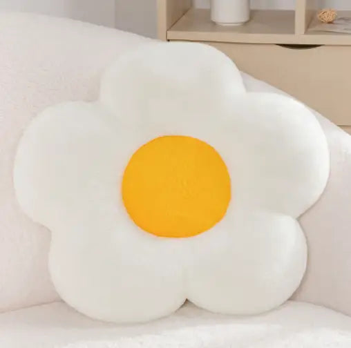 Coussin en peluche d’œuf au plat blanc avec un centre jaune vif, présenté comme un oreiller de taille en peluche à fleurs, coussin tournesol, 45 cm