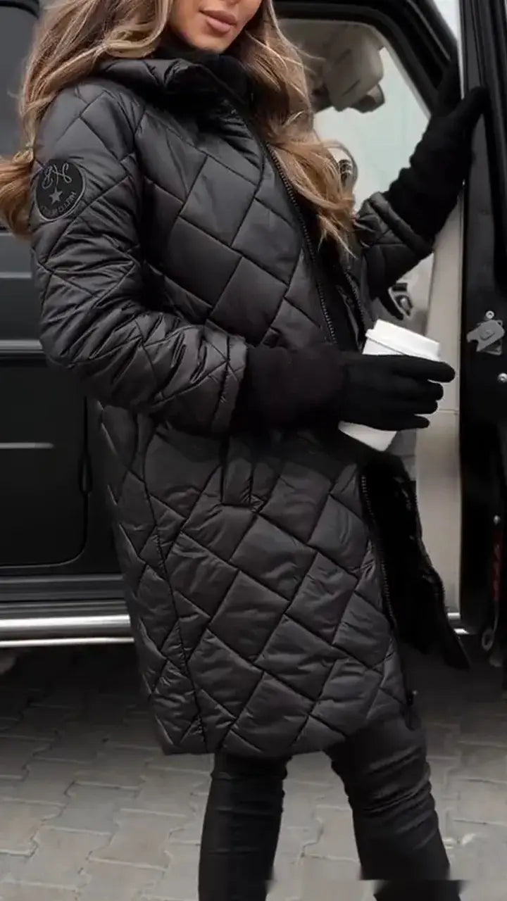 Ein schwarzer gesteppt wattierter Puffer-Mantel für Damen mit Kapuze und dezentem Logo-Patch am Ärmel, ausgelegt für Wärme und Stil.