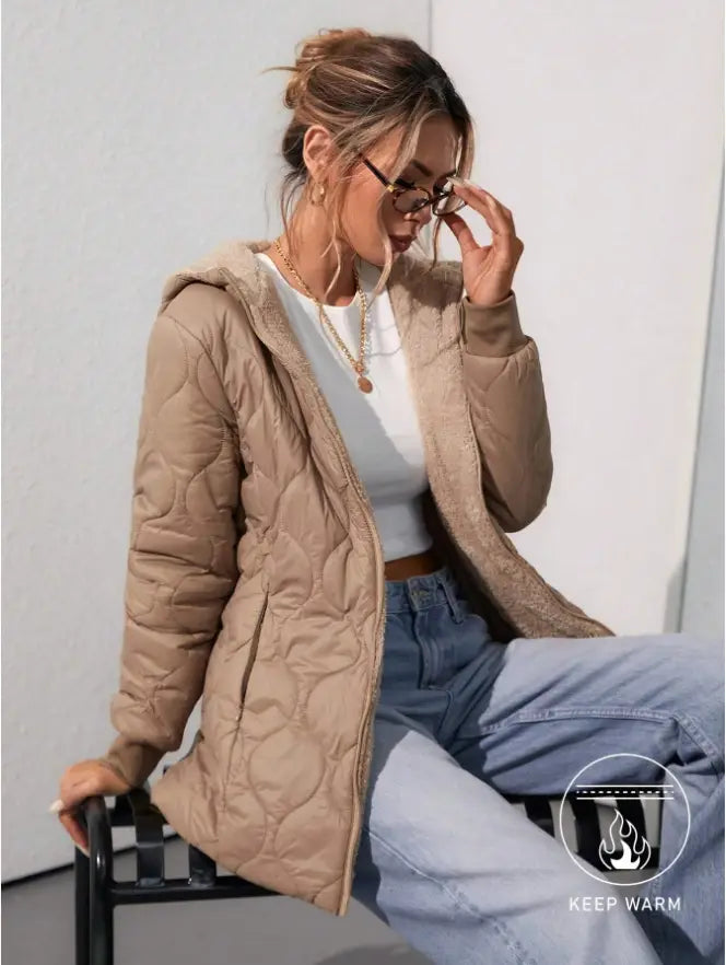 Chaqueta de invierno acolchada con capucha y forro acolchado color beige, con textura interior acolchada y detalles de costura sutiles