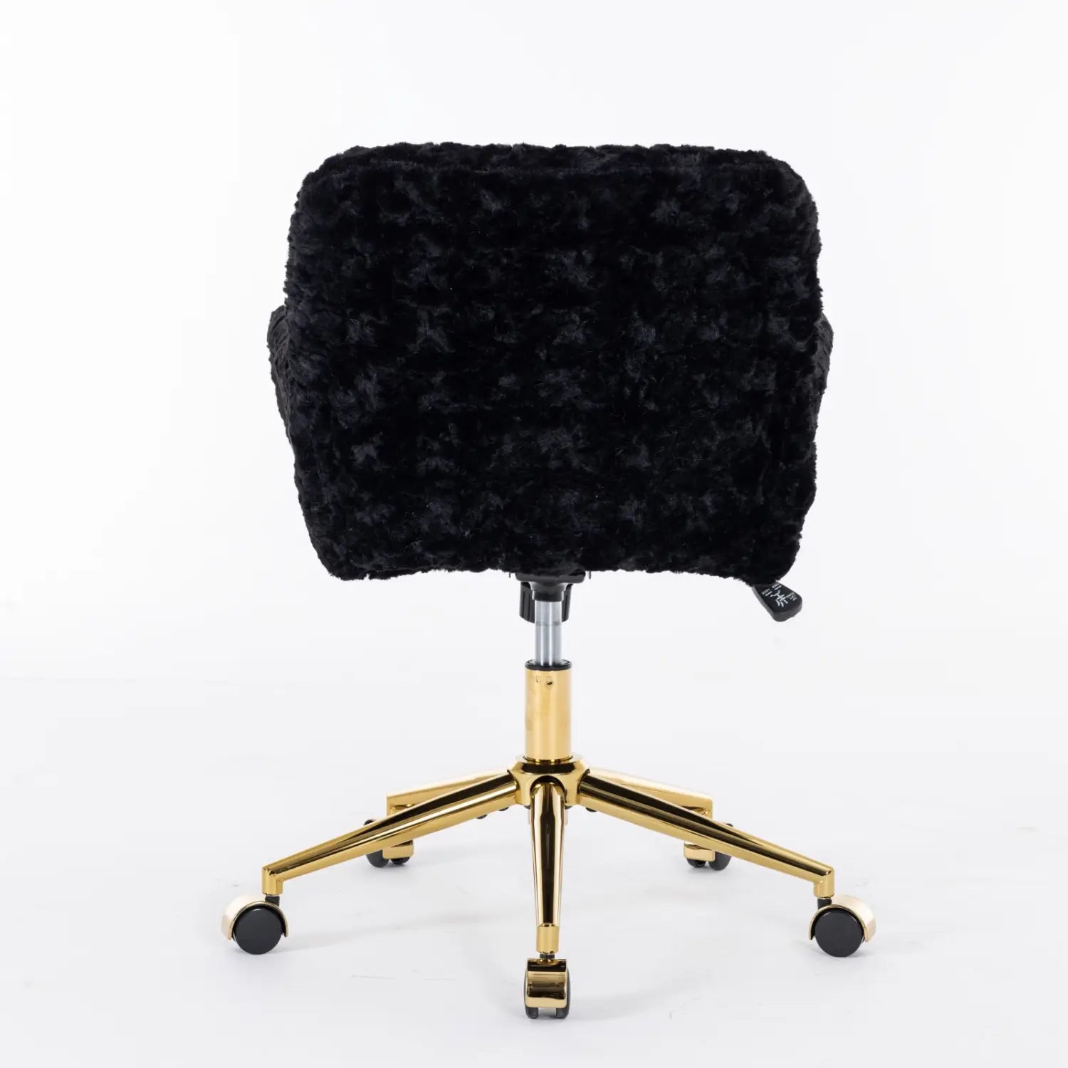 Chaise de bureau en fausse fourrure noire, avec une base à cinq roulettes pivotantes métalliques de ton doré pour un assise confortable au travail.