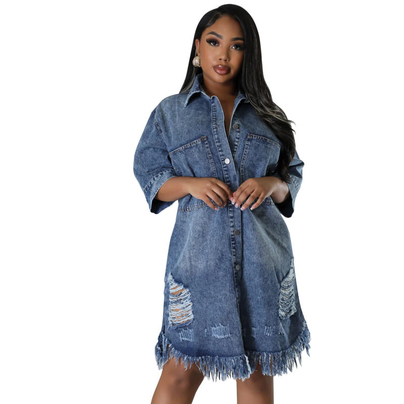 Robe chemise midi en denim bleu, avec empiècements abîmés et ourlet effiloché, pour un look décontracté tout en restant élégant