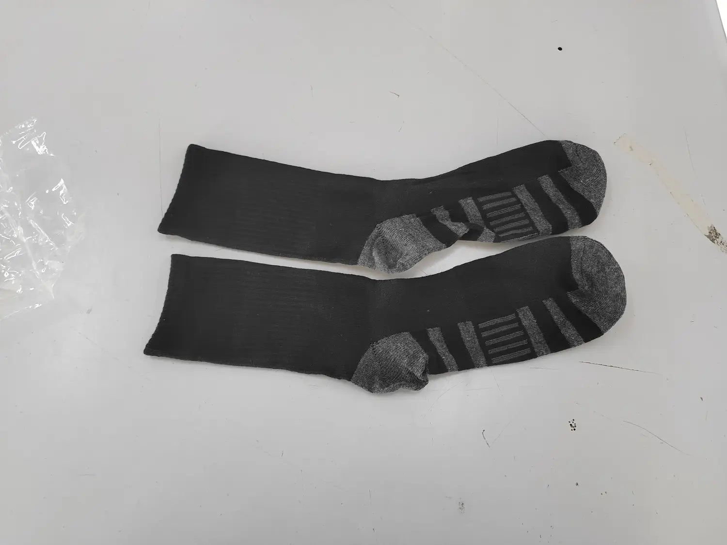 chaussettes de sport épaisses pour grandes tailles (plus size) noires, avec motifs texturés en gris sur la plante du pied et au niveau des orteils, en coton respirant, pour un confort accru pendant l’activité physique.