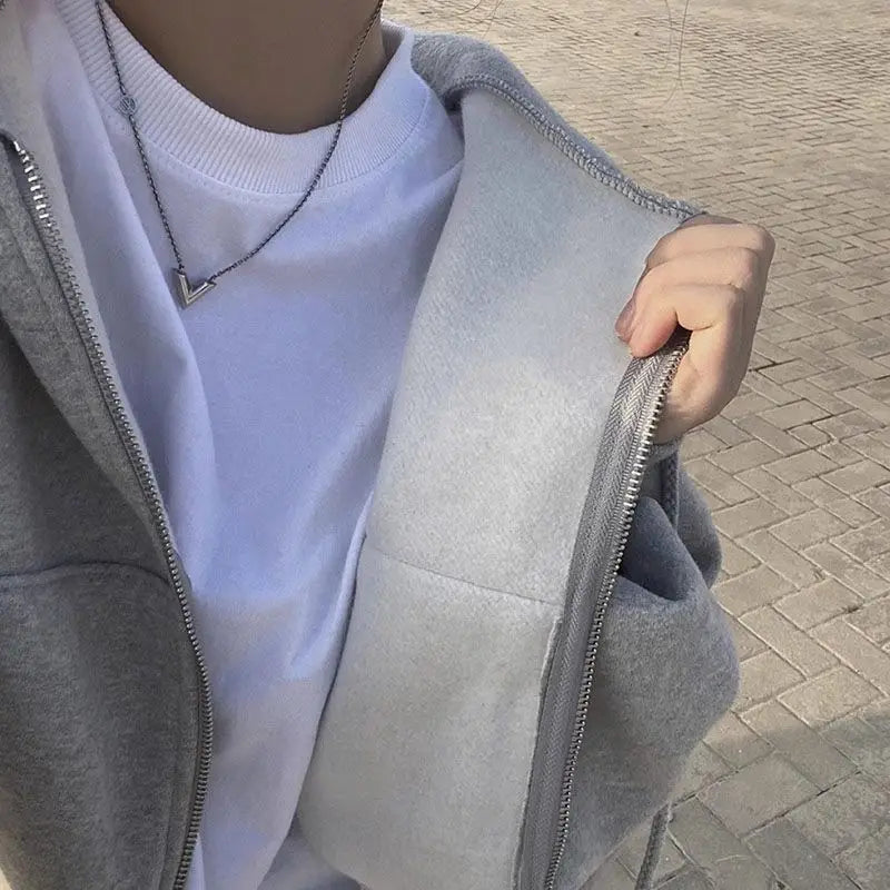 Dunkelblauer Samt-Velours, wattierter Kapuzenpullover mit schmaler Passform in Kombination mit einem grauen Kapuzenpullover mit Reißverschluss, mit weichem, fleece-artigem Innenfutter und einem silberfarben wirkenden Reißverschluss