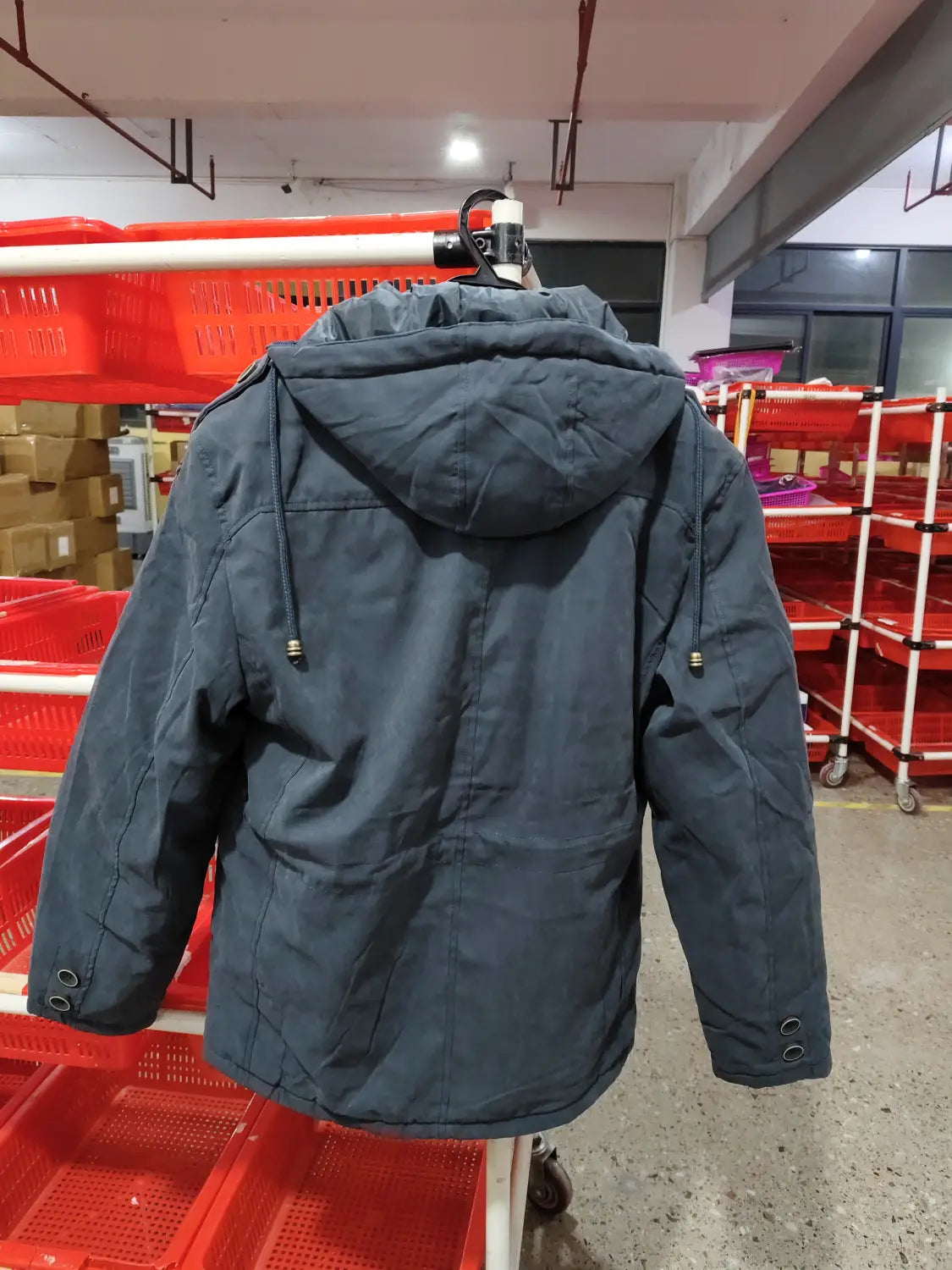 Chaqueta de invierno acolchada con forro polar para tallas grandes color gris oscuro, con paneles acolchados y capucha con cordón ajustable, diseñada para el clima frío.