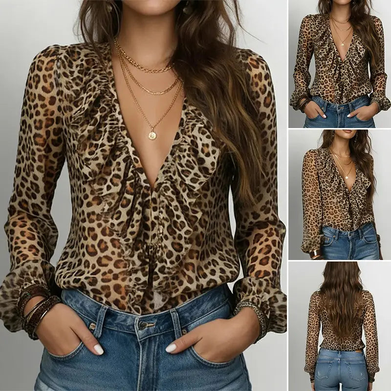 Una blusa translúcida con estampado de leopardo, con detalles de volanteado en el cuello y en los puños, en un diseño de escote en V.