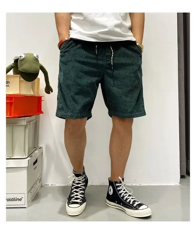 Herren-Retro-Dunkelgrüne-Cord-Sommer-Arbeitsbekleidung mit Kordelzug und kurzen Hosen mit Kordelzugbund.