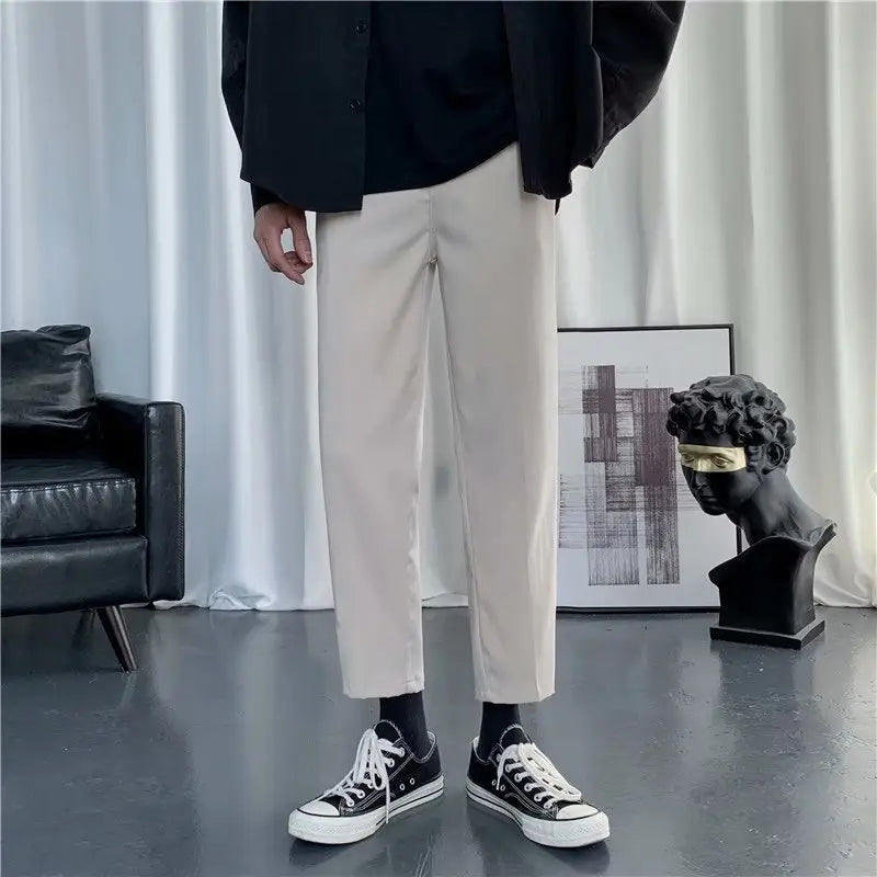 Cremefarbene Herren-Modern-Slim-Fit-Geradeschneider-Hosen aus Baumwolle mit sauberem, modernem Schnitt.