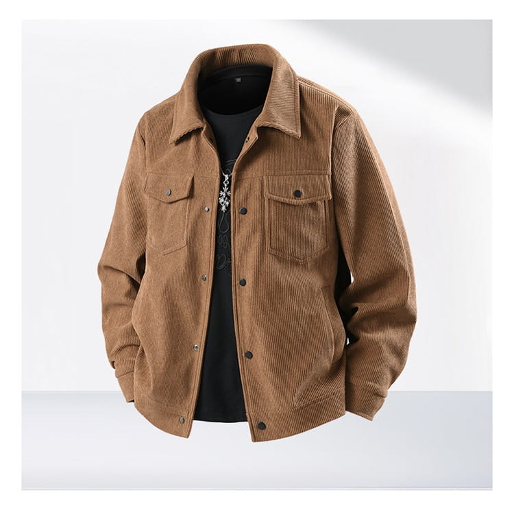 Herren-Cordjacke im Casual-Stil in Hellbraun mit klassischem Kragen, zwei vorderen Brusttaschen und schwarzen Knöpfen.