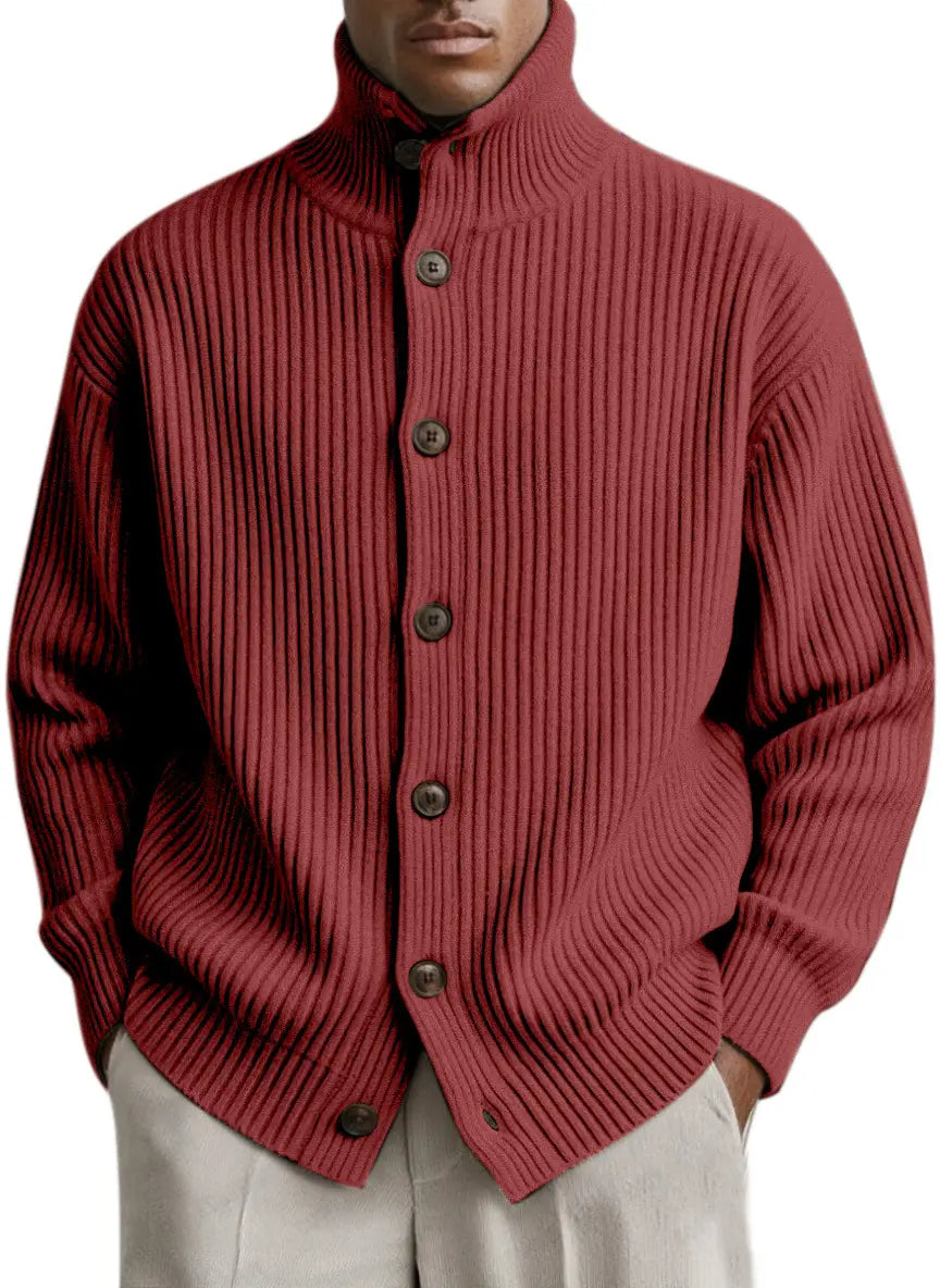 Herren-Turtleneck-Rippstrick-Cardiganmantel in kräftigem Burgunderrot mit hohem Kragen und dunkelbraunen Knöpfen aus bequemem Strickstoff.
