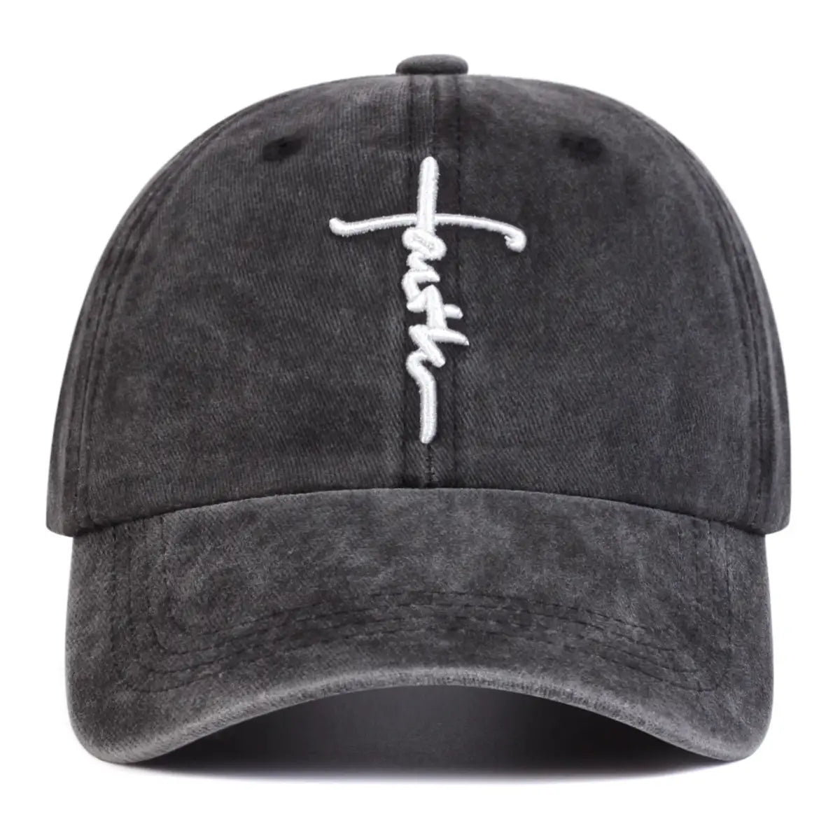 白色の刺繍クロスに「faith」をその長さ方向に沿って縦にステッチした、ダメージ加工のコットンベースボールキャップ。