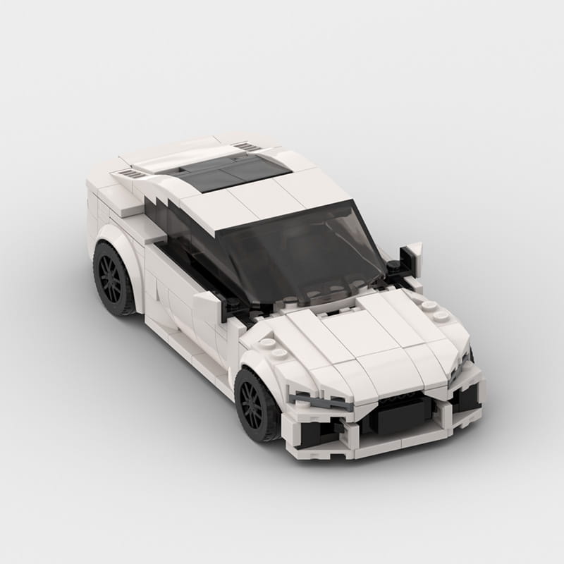 Modelo de juguete de coche deportivo Audi RS7 de LEGO blanco hecho con bloques de construcción, con ruedas negras y paneles del techo transparentes.