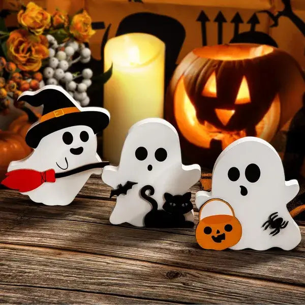 weiße hölzerne Halloween-Geisterfiguren mit schwarzen Akzenten und verspielten Details aus einem Geister-Halloween-Tier-Tablett-Dekor-Holzschild-Set zu 3 Stück
