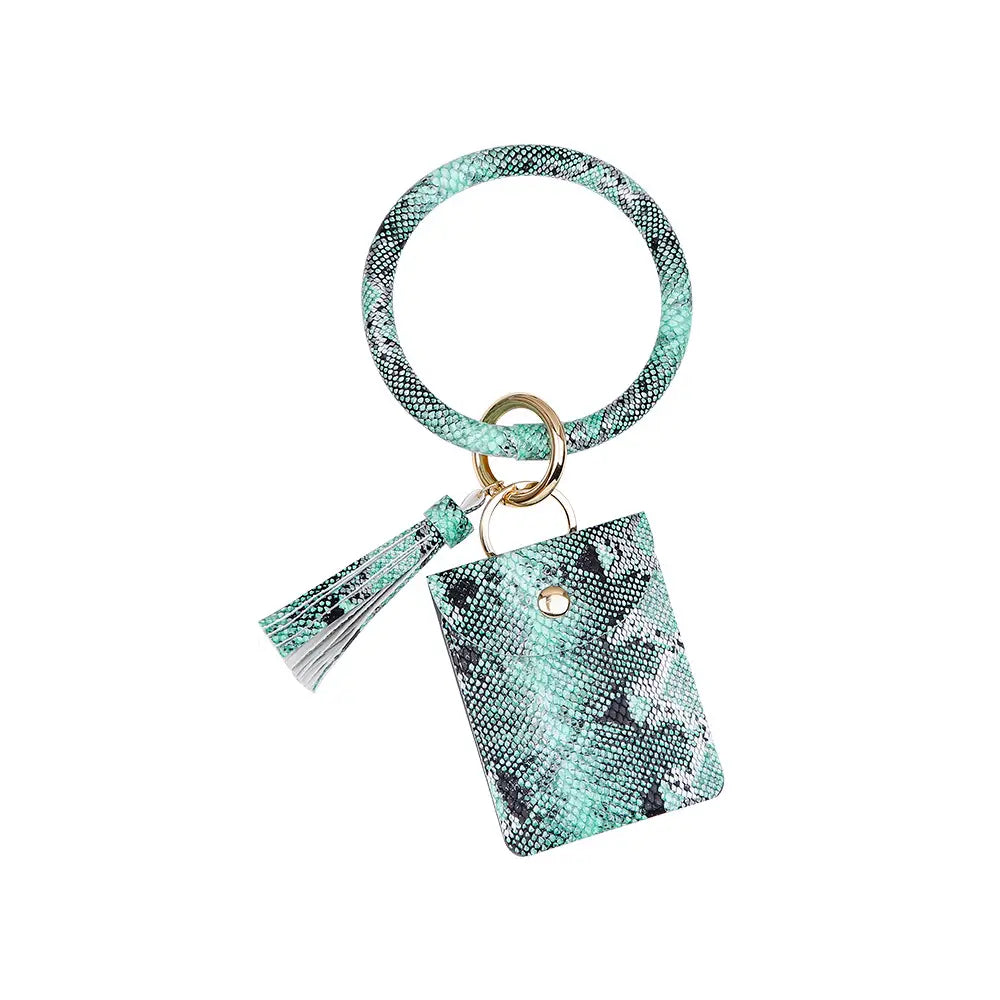 Porte-cartes avec mousqueton de poignet en cuir vert menthe avec imprimé serpent, comprenant une pochette rectangulaire assortie et un gland.