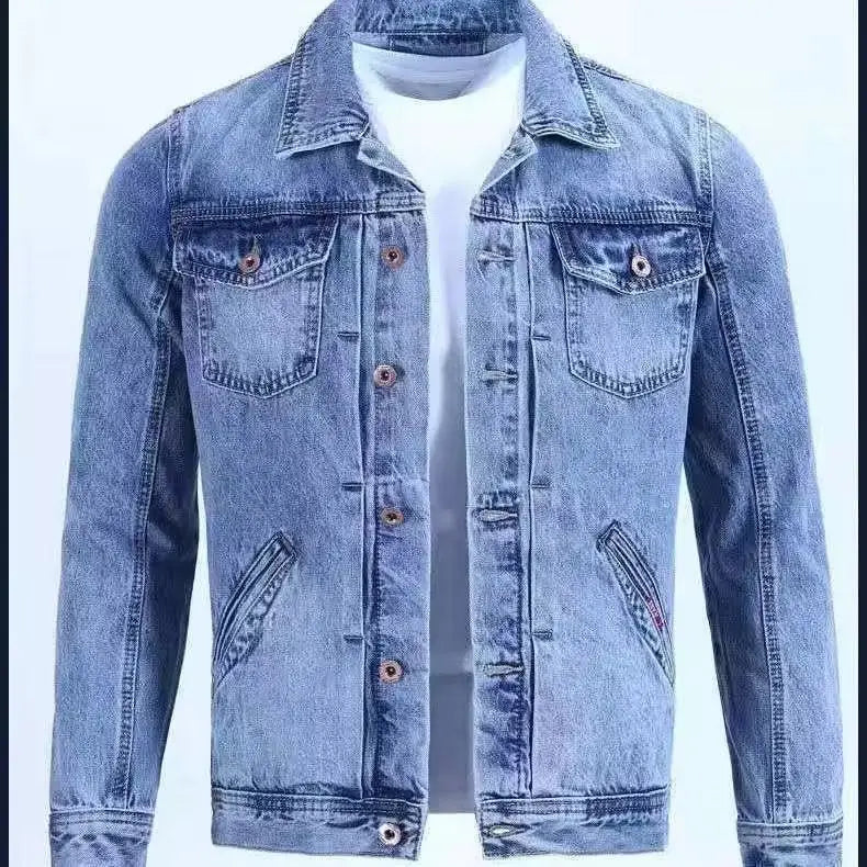 Jeans-Arbeitsjacke in Slim-Fit als lässige Oberbekleidung aus hell gewaschener Denim, mit klassischem Kragen und Knopfverschlüssen sowie zwei Fronttaschen.