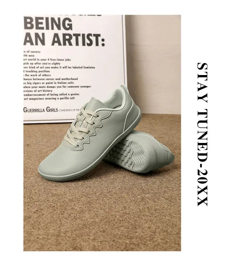 Hellgraue Leder-Outdoor-Sneaker mit minimalistischem Design aus Wildleder und passenden Schnürsenkeln für den Freizeitgebrauch.