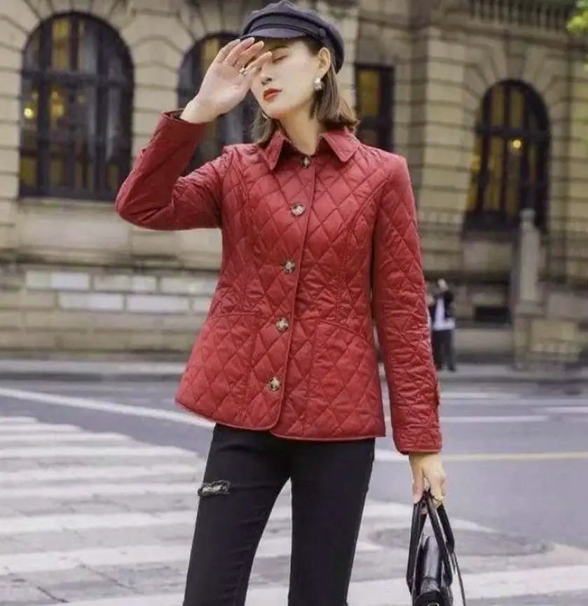 Rote wattierte Baumwolljacke im Slim-Fit mit goldfarbenen Knöpfen.