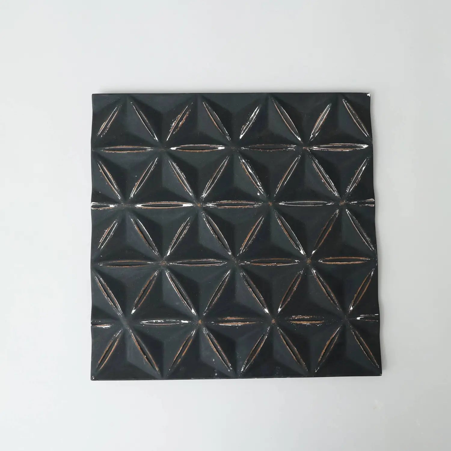 Panel de decoración mural de MDF geométrica negra brillante en 3D que presenta un patrón repetitivo de destellos en forma de diamante, de 16 por 16 pulgadas.
