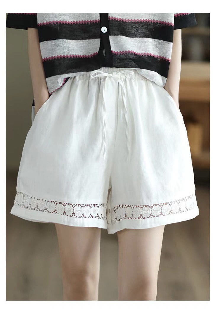 weiße Leinen-Shorts mit zarter Spitzenverzierung am Saum, als Teil der Kollektion der Baumwoll-Leinen-Hosen mit Schnürung