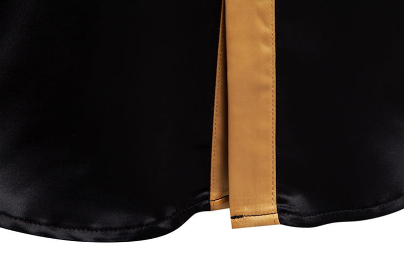 Camisa de manga larga en satén negro con vivos a contraste en satén dorado a lo largo de la costura lateral.