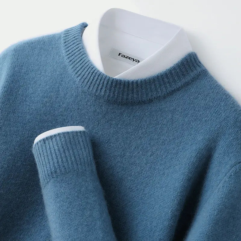 ein weichblauer, einfarbiger Strickpullover mit Slim Fit, mit gerundetem, geripptem Rundhalsausschnitt und Bündchen, die über einem weißen Hemd mit Kragen getragen werden