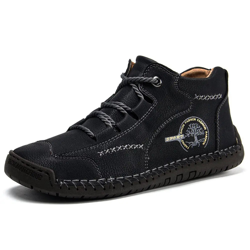 Schwarzer Ledersneaker im High-Top-Stil mit grauen Schnürsenkeln und einem kreisförmigen Baumemblem an der Seite, Vintage, von Hand genäht.