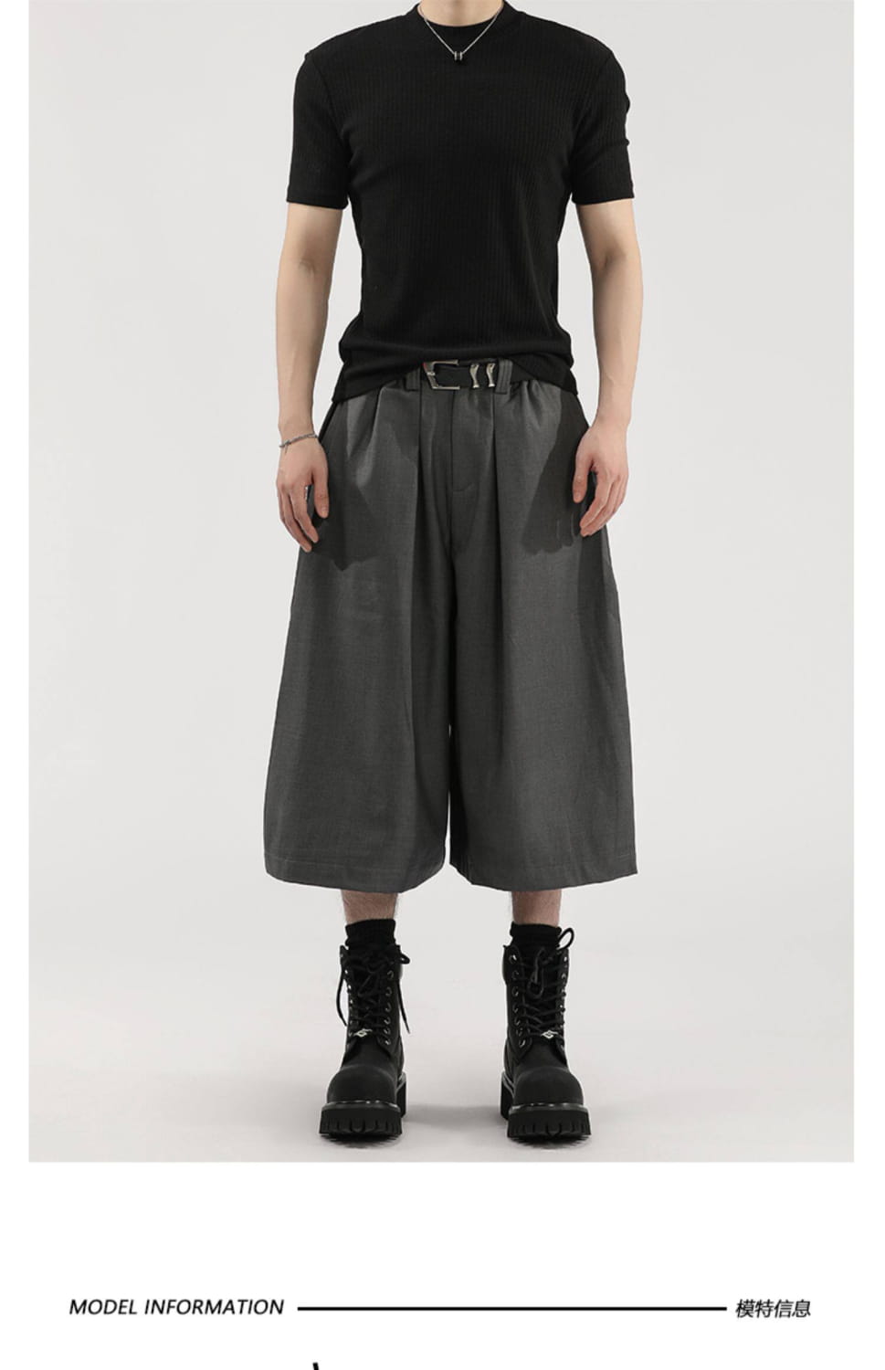 T-shirt noir à manches courtes et col ras du cou, avec poignets côtelés, associé à un short de costume pour hommes à jambes larges plissées.