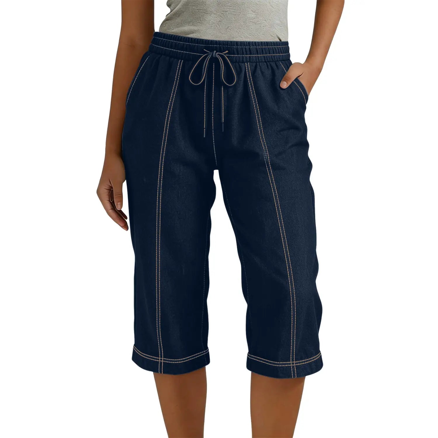 Capri-Hose in Marineblau aus Denim mit Kordelzug für Damen, mit weißen Ziernähten und elastischem Bund, entworfen für einen lockeren, lässigen Stil.