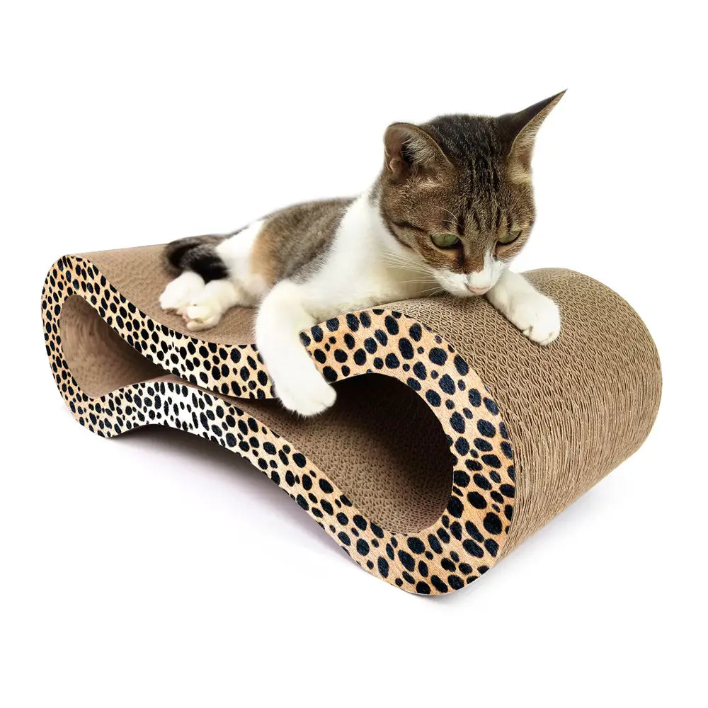 Leopardmuster-Kratzbrett aus Wellpappe für Katzen mit einem gebogenen, tunnelartigen Design als modernes Holzpad.