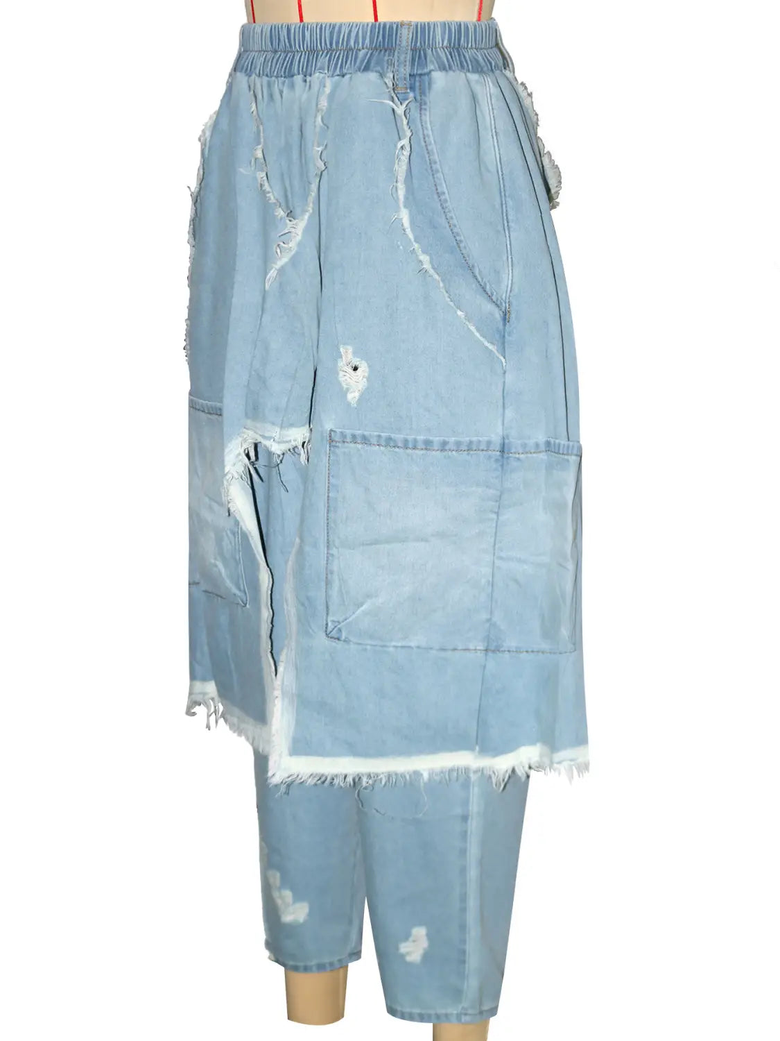 Hellblaue Jeansröcke mit abgenutzten Patches und ausgefransten Kanten, inspiriert vom Stil bestickter Patchwork-Jeans-Haremshosen.