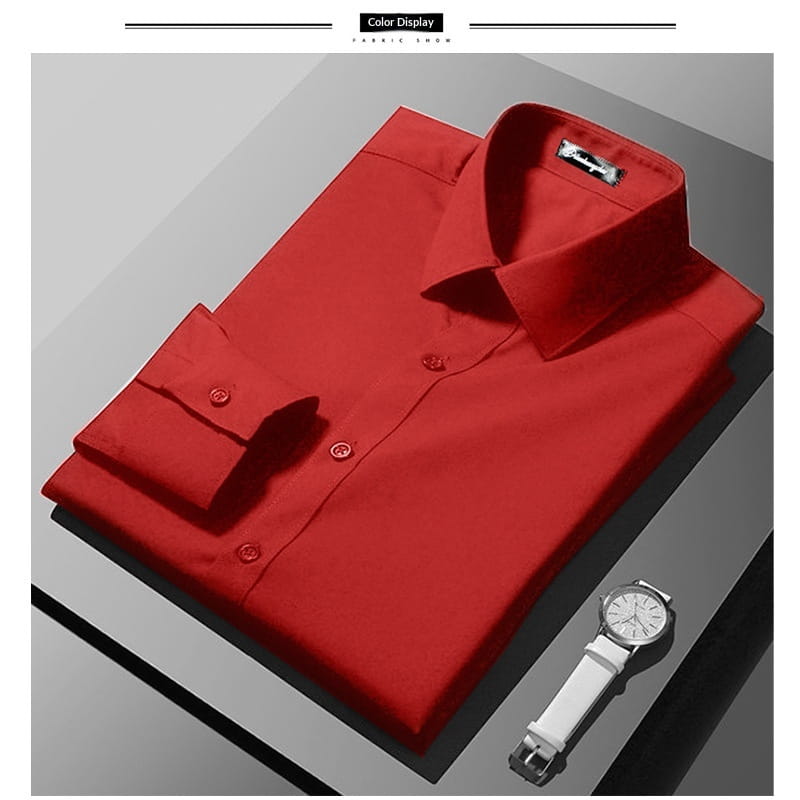 Ein crispes rotes Herren-Slim-Fit-Business-Hemd mit klassischem Kragen und geknöpften Manschetten, ordentlich auf einer modernen Oberfläche präsentiert.