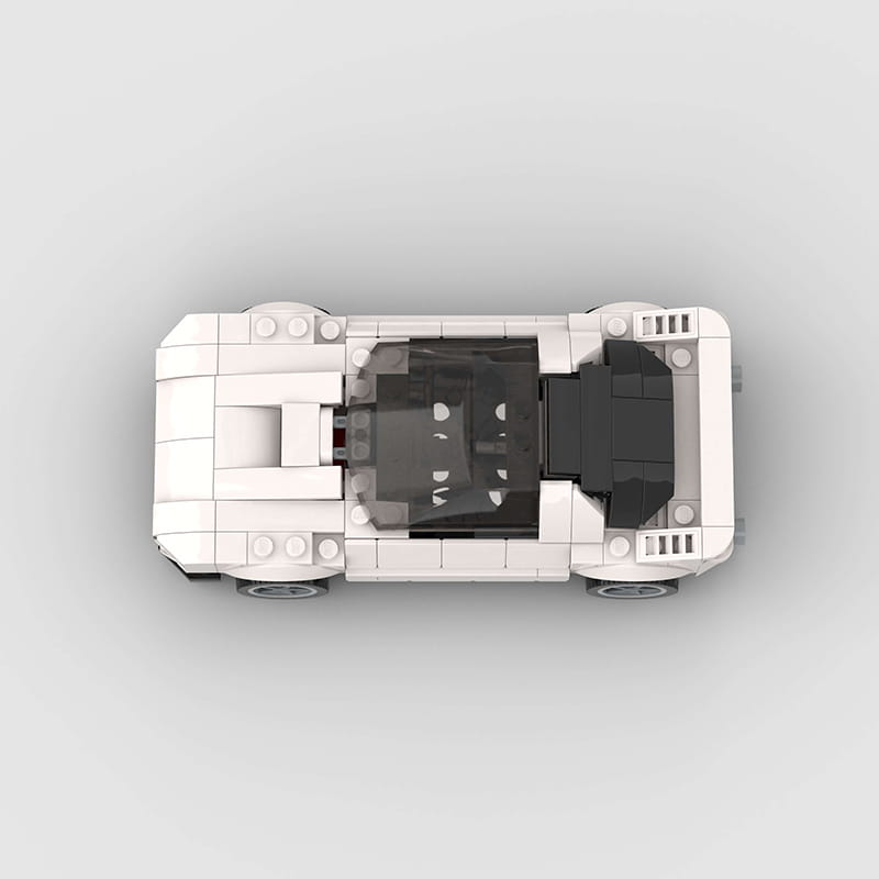 Modelo de coche deportivo LEGO Technic de Mazda RX7 FC3S en blanco, con compartimento del motor negro transparente y un interior detallado, diseñado como un modelo de carreras de superdeportivos con piezas de construcción.