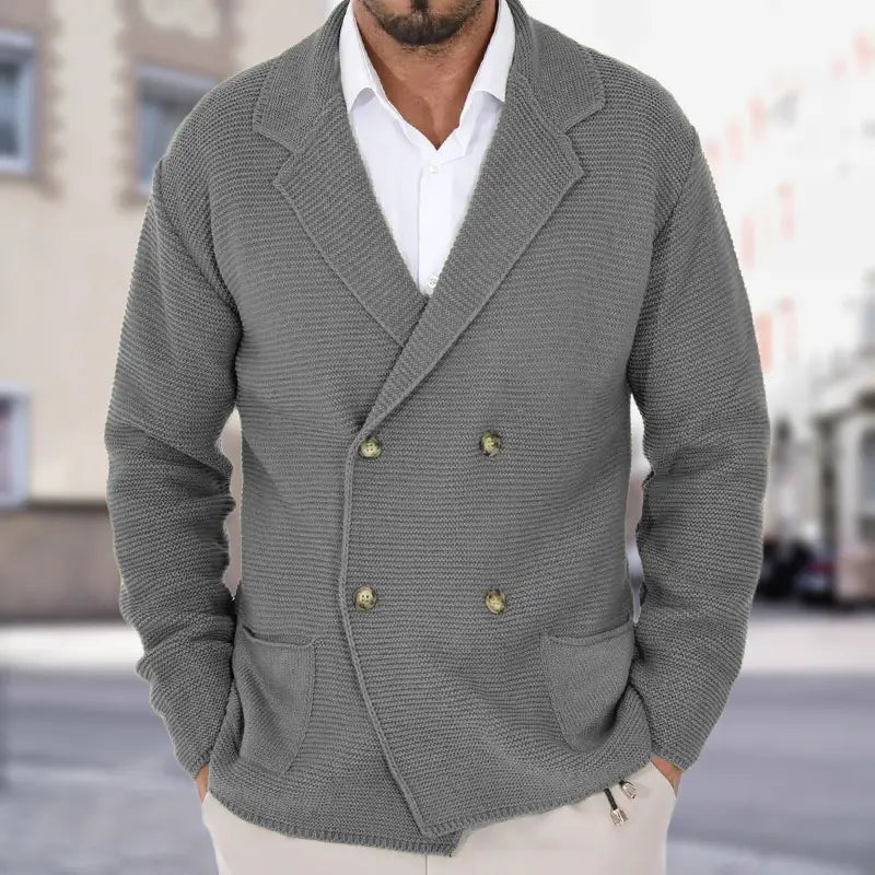 Chaqueta tipo cárdigan de punto de doble botonadura para hombre en gris, con tejido con textura y botones en tono dorado.