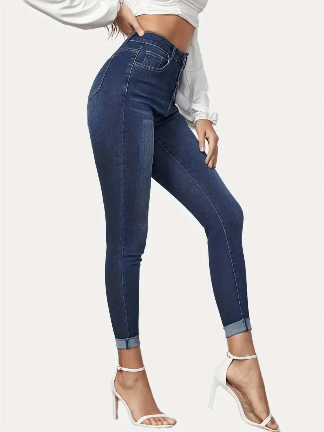 Jeans stretch raccourcis en denim bleu foncé, taille haute, coupe slim, avec bas de jambe retroussés