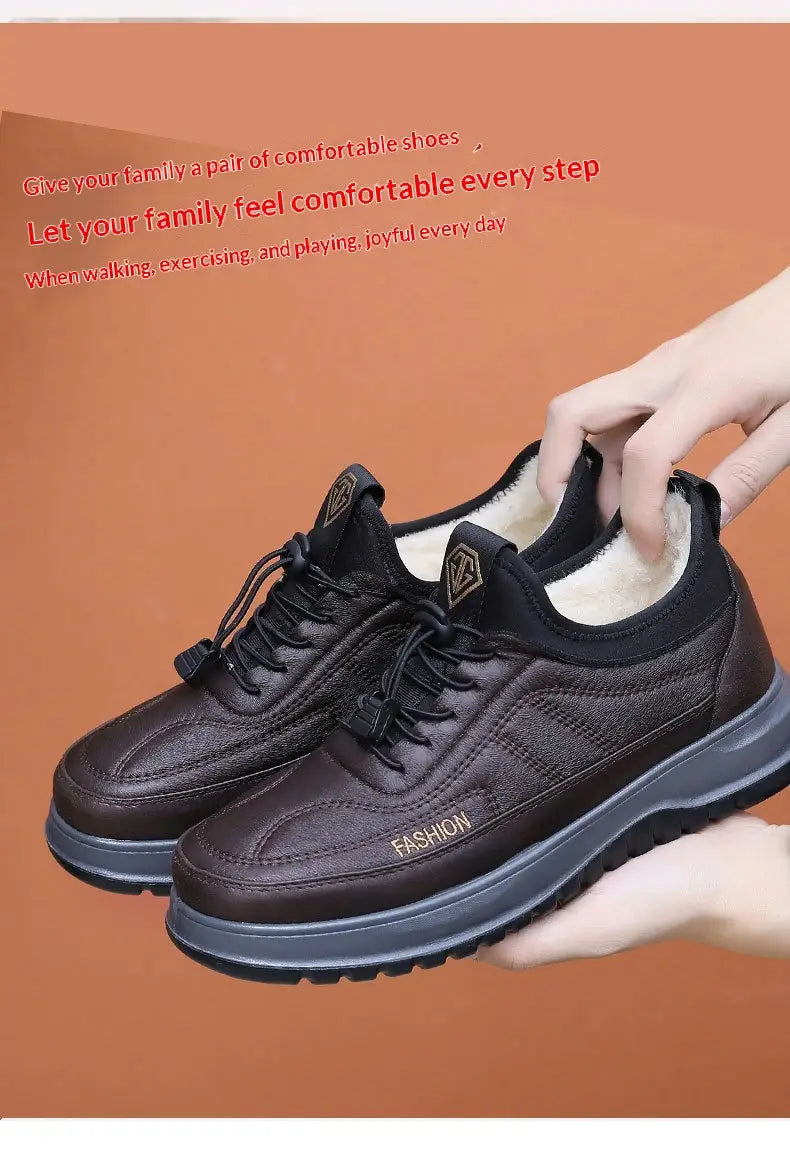 Zapatillas de cuero negras con forro de lana de invierno para hombre, con forro blanco acolchado, suelas de goma gris y la palabra “fashion” cosida en el lateral