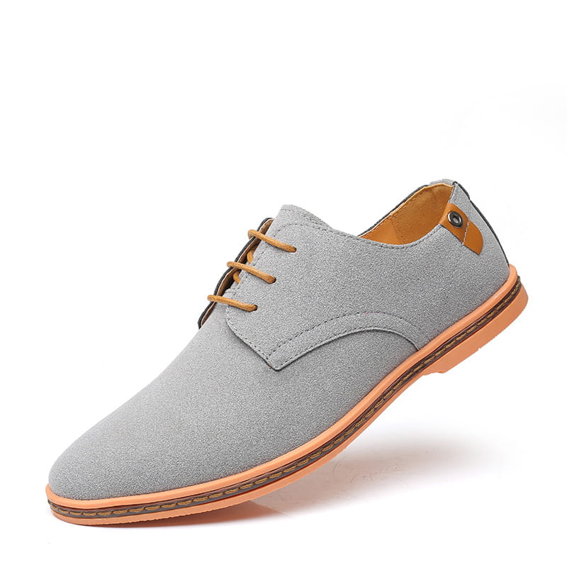Chaussure décontractée à lacets en suède nubuck pour hommes en gris, avec des lacets beige et une semelle beige assortie.