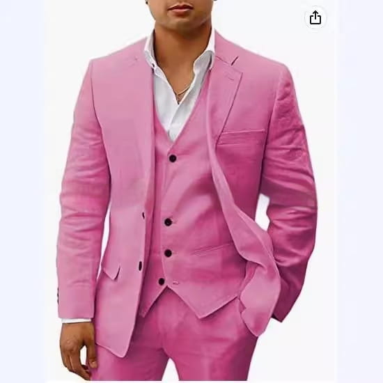 Un costume trois pièces en lin rose éclatant pour homme, coupe slim, avec une veste blazer ajustée, un gilet et un pantalon assortis, réalisé dans une matière lisse, pour une tenue décontractée de marié, banquet.