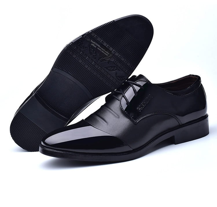 Schwarze Herrenschuhe Oxford aus Lackleder mit glanzvoller Oberfläche und klassischem Schnürdesign im britischen Stil mit spitzer Kappe.