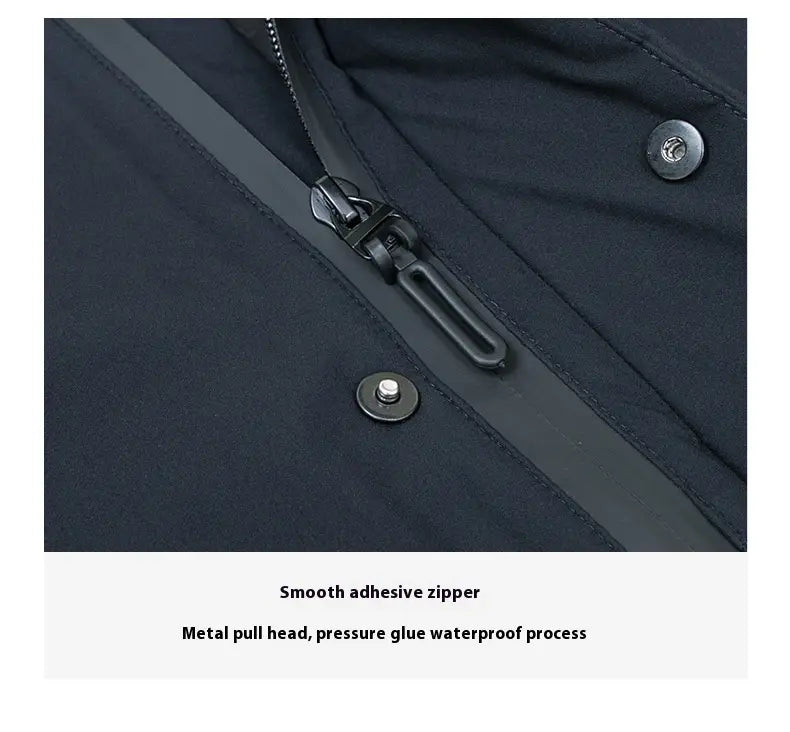 Chaqueta acolchada térmica con capucha de invierno negra que presenta una cremallera adhesiva lisa negra con cabeza de tirador metálica y una construcción impermeable adherida por presión.