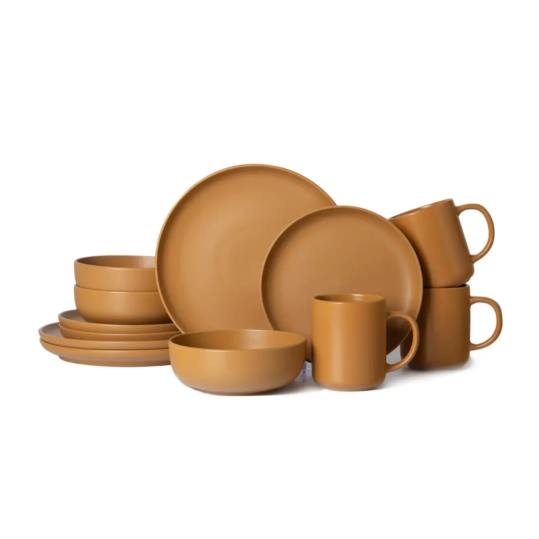 Set aus 12-teiliger braunbeiger Keramik-Steingutgeschirrserie mit minimalistischer Gestaltung und matter Glasuroberfläche, ideal zum Servieren von Mahlzeiten für drei Personen.