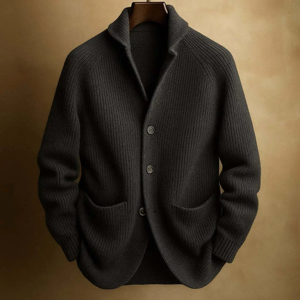 Dunkelgrauer gerippter Strick-Casual-Cardigan für Herren mit Taschendetails, Knopfverschluss, mit Kragen und drei Knöpfen.