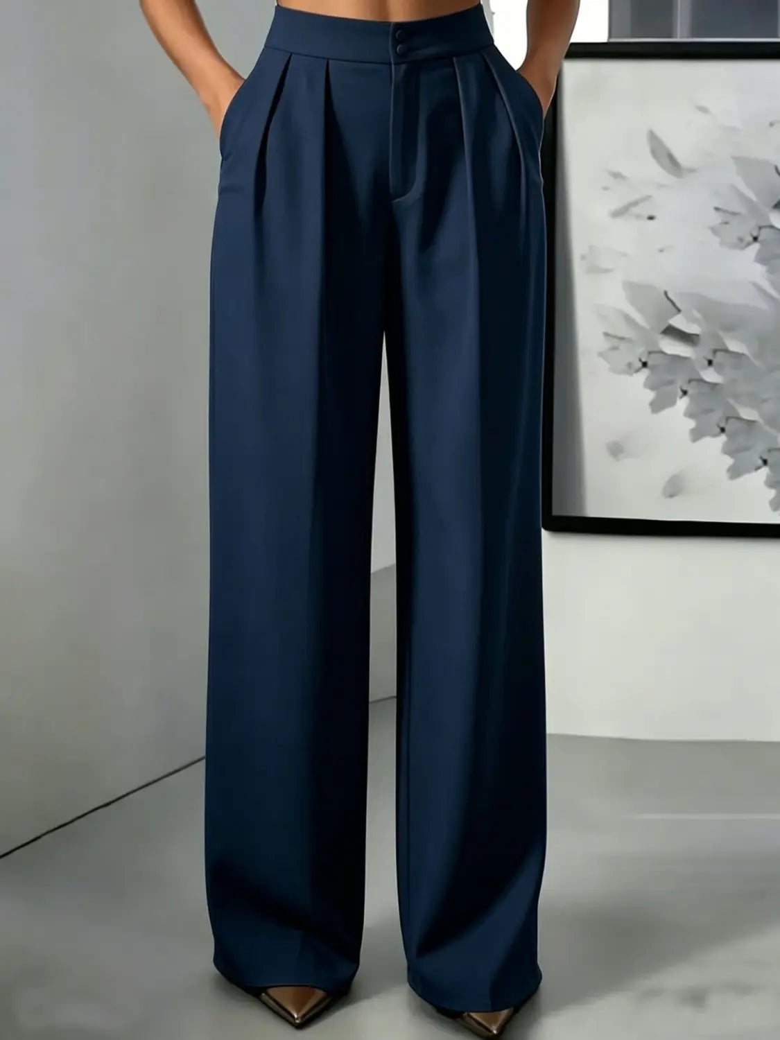 Pantalons bleu marine à jambes larges et taille haute avec un design plissé sur mesure, parfaits pour une tenue formelle et décontractée.