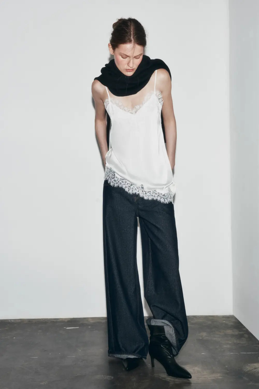 Braunes Satin-Camisole-Top mit weißen spitzenbesetzten Spaghettiträgern und einem transparenten, zarten Design