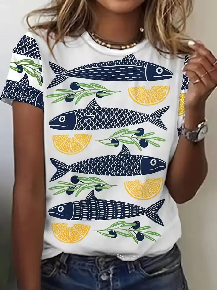 Damen-Grafik-T-Shirt mit kurzem Ärmel im Retro-Casual-Stil in Weiß, mit einem verspielten Muster aus Marineblau-Fischen, Zitronenscheiben und Olivenzweigen.