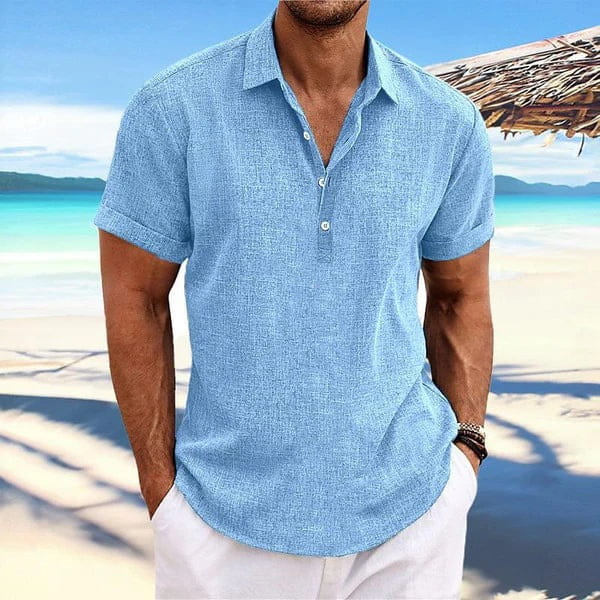 Herren-Poloshirt mit kurzer Ärmellänge, hellblau, strukturiert, mit geknöpfter Knopfleiste und Kragen, geeignet für Freizeit- und semi-formelle Anlässe.